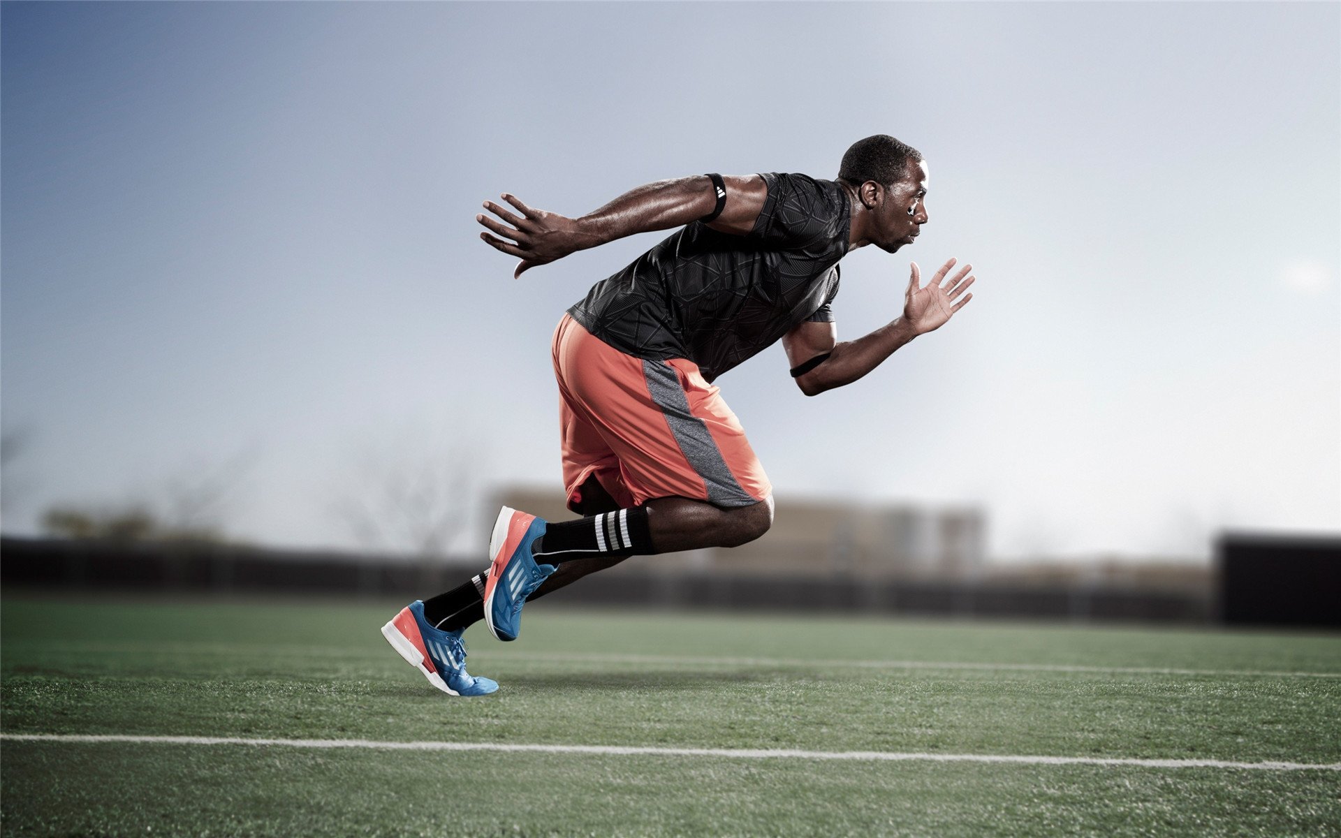 “零起点游泳班”测试赛 学员首次独立游完25米